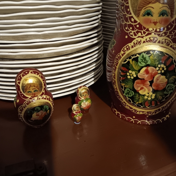 handpainted by Inuit Set Of  7 Matryoshkas detailed  burgundy front, blue back - Picture 5 of 11